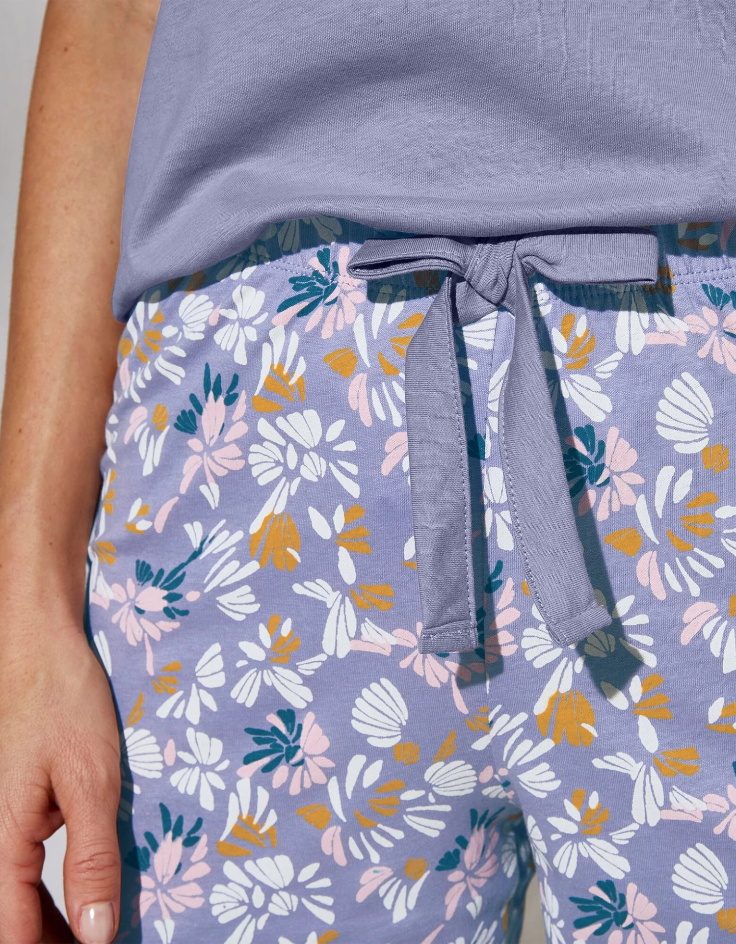 Pantacourt Pyjama Imprimé "pétales De Fleurs" 4 Pantacourt Pyjama Imprimé "pétales De Fleurs" – Image 4