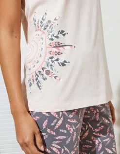 Pyjama Pantacourt En Jersey Imprimé Plumes Avec Pochon Assorti 9 Pyjama Pantacourt En Jersey Imprimé Plumes Avec Pochon Assorti -Lingerie Séries Magasin 703678 C01 zoomx vue4