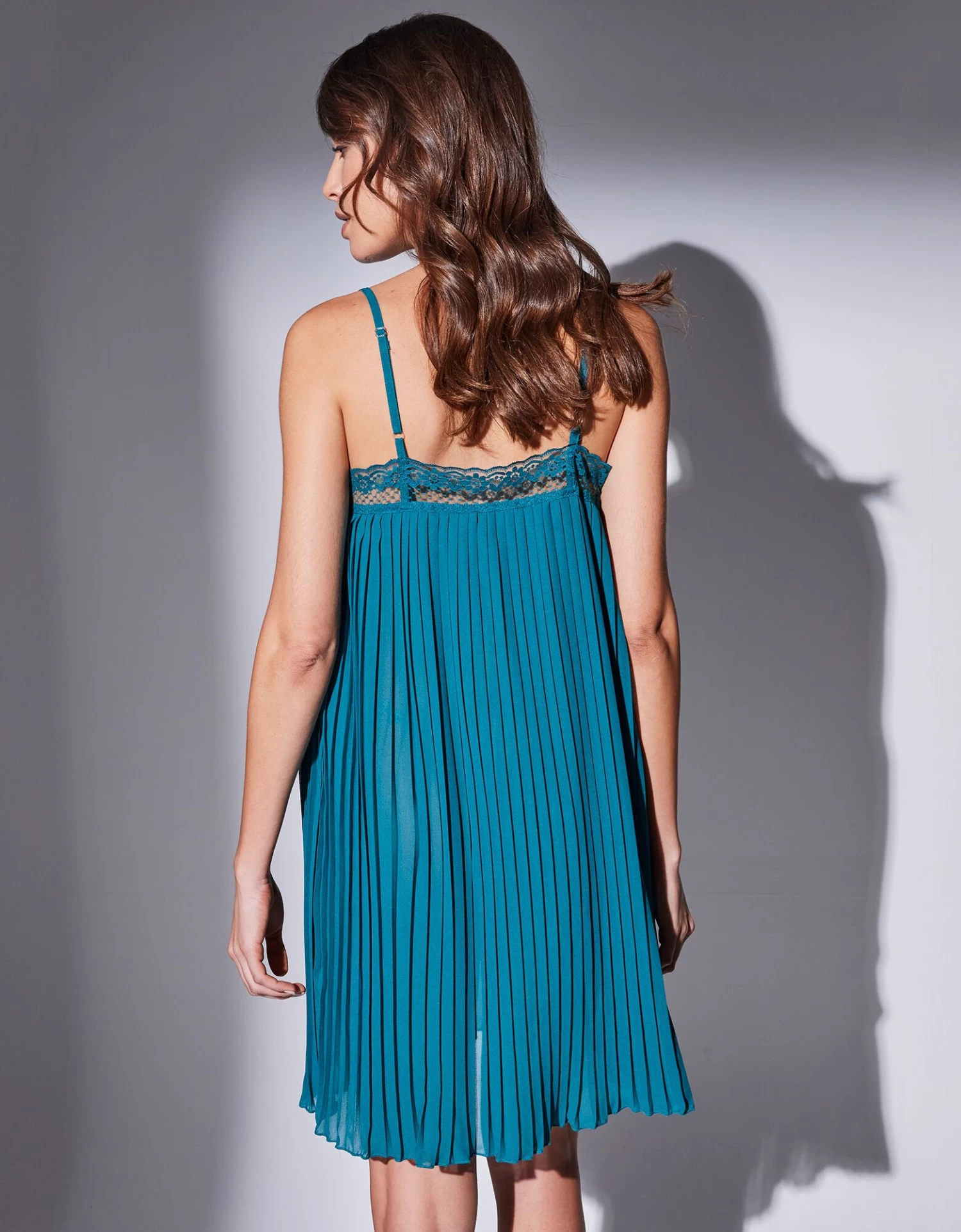 Nuisette Col V Dentelle Et Voile Plissé 7 Nuisette Col V Dentelle Et Voile Plissé – Image 7